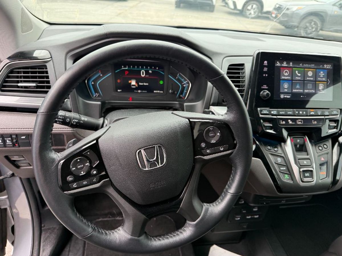 Silver Honda Odyssey image number 7