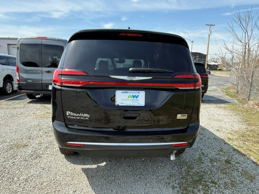 Número de imagen Chrysler Pacifica negro 5