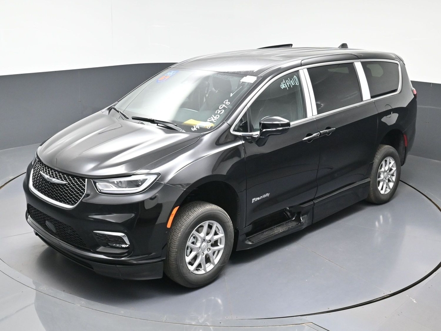 Black Chrysler Pacifica image number 20