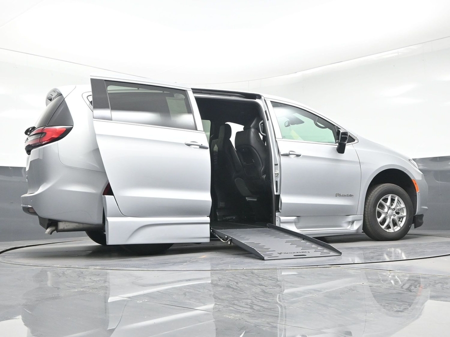 Silver Chrysler Pacifica image number 18