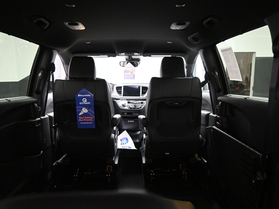 Black Chrysler Pacifica image number 14