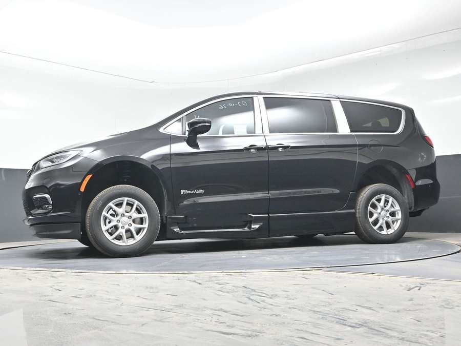Black Chrysler Pacifica image number 19