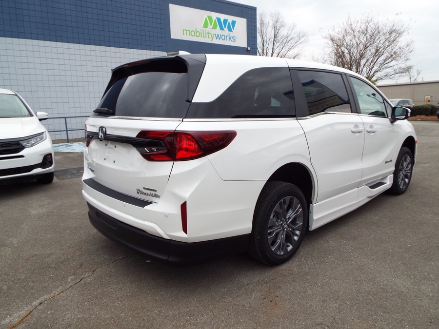 White Honda Odyssey image number 4