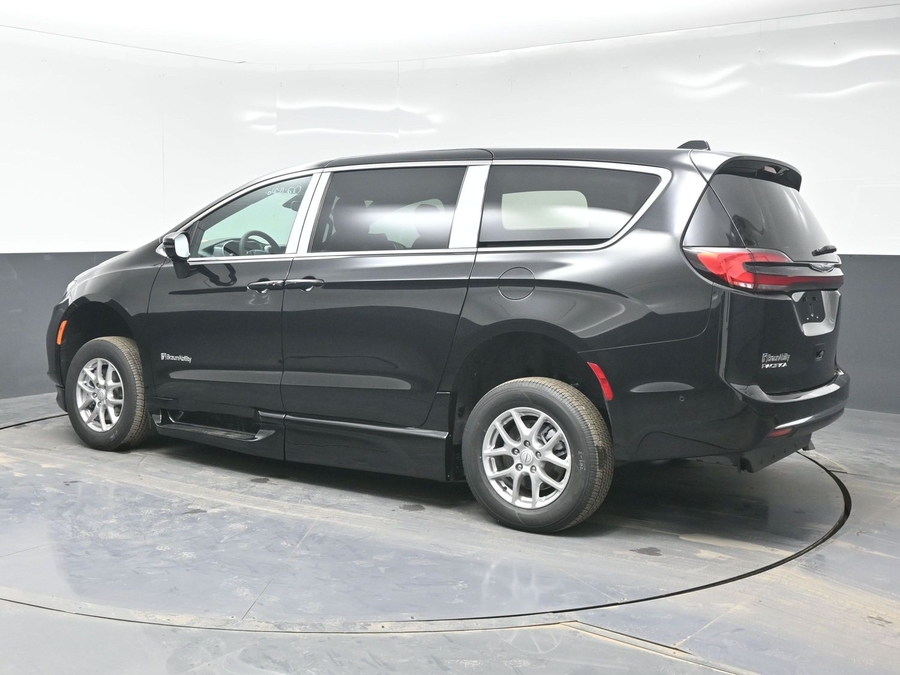 Black Chrysler Pacifica image number 3