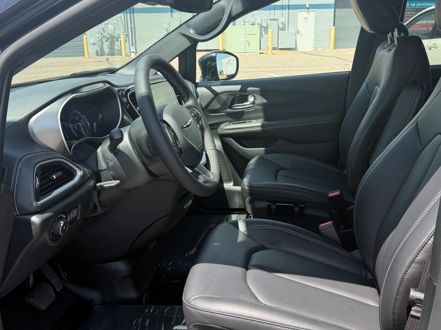 Número de imagen Chrysler Pacifica negro 28