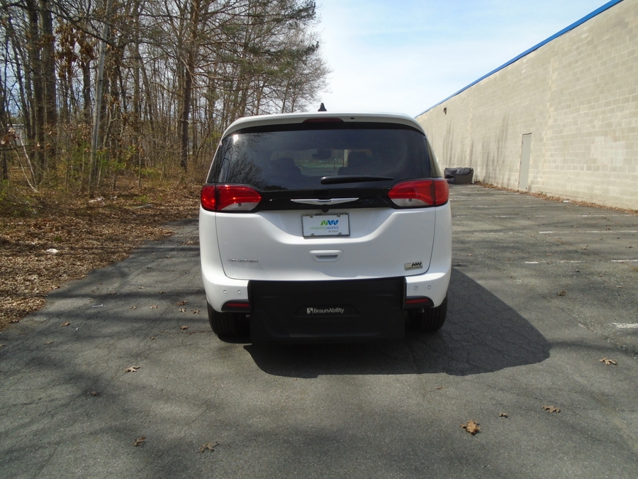White Chrysler Voyager image number 11