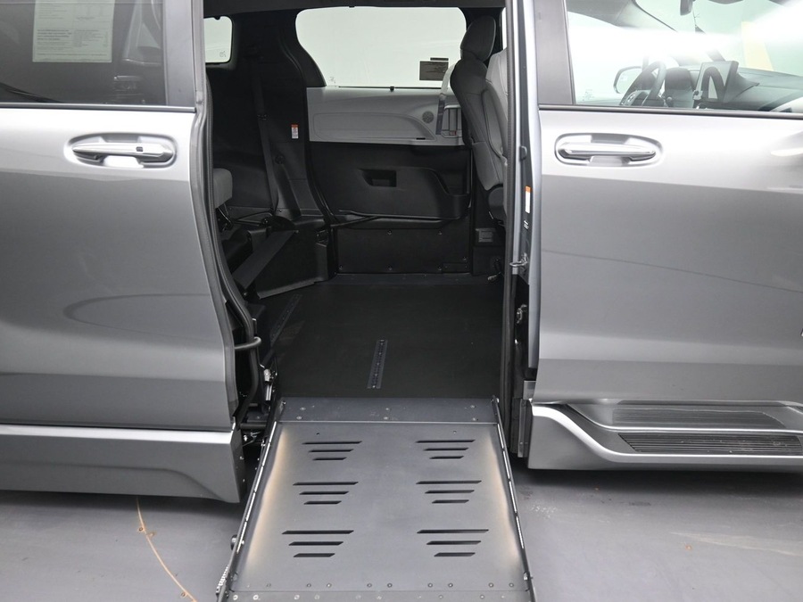 New 2026 Toyota Sienna Hybrid XLE Base - BraunAbility Side Entry Fold Out Automatic Ramp