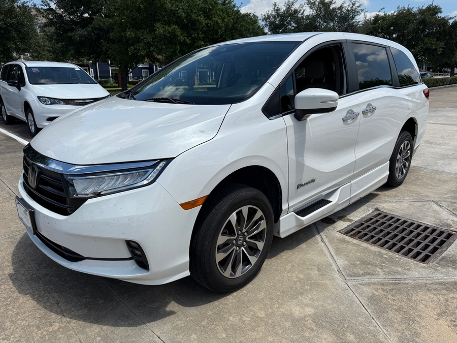 White Honda Odyssey image number 6