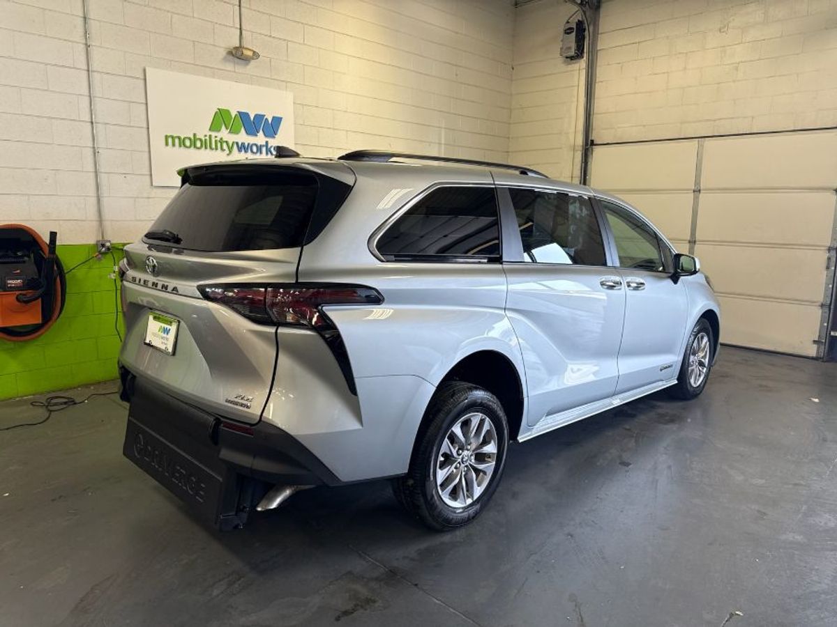 Silver Toyota Sienna image number 3
