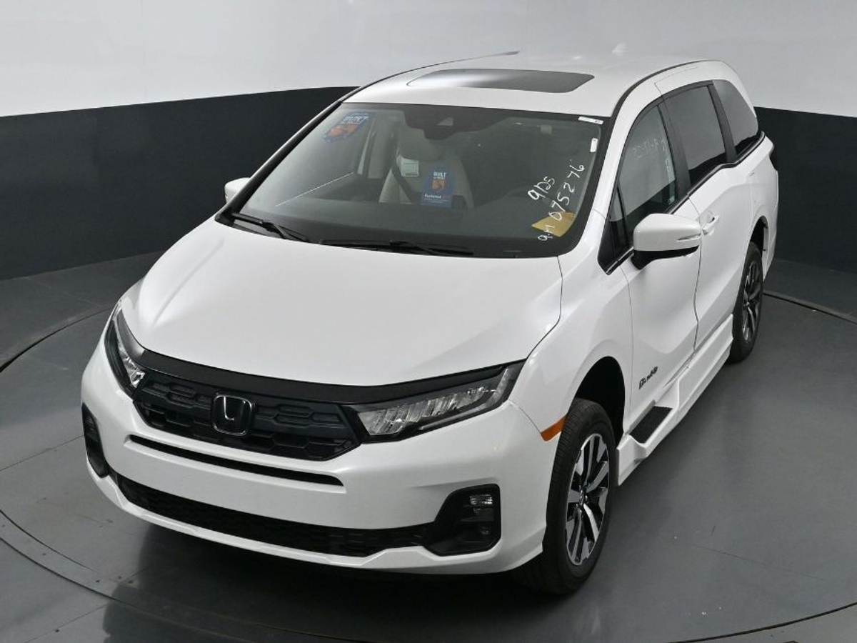 White Honda Odyssey image number 23
