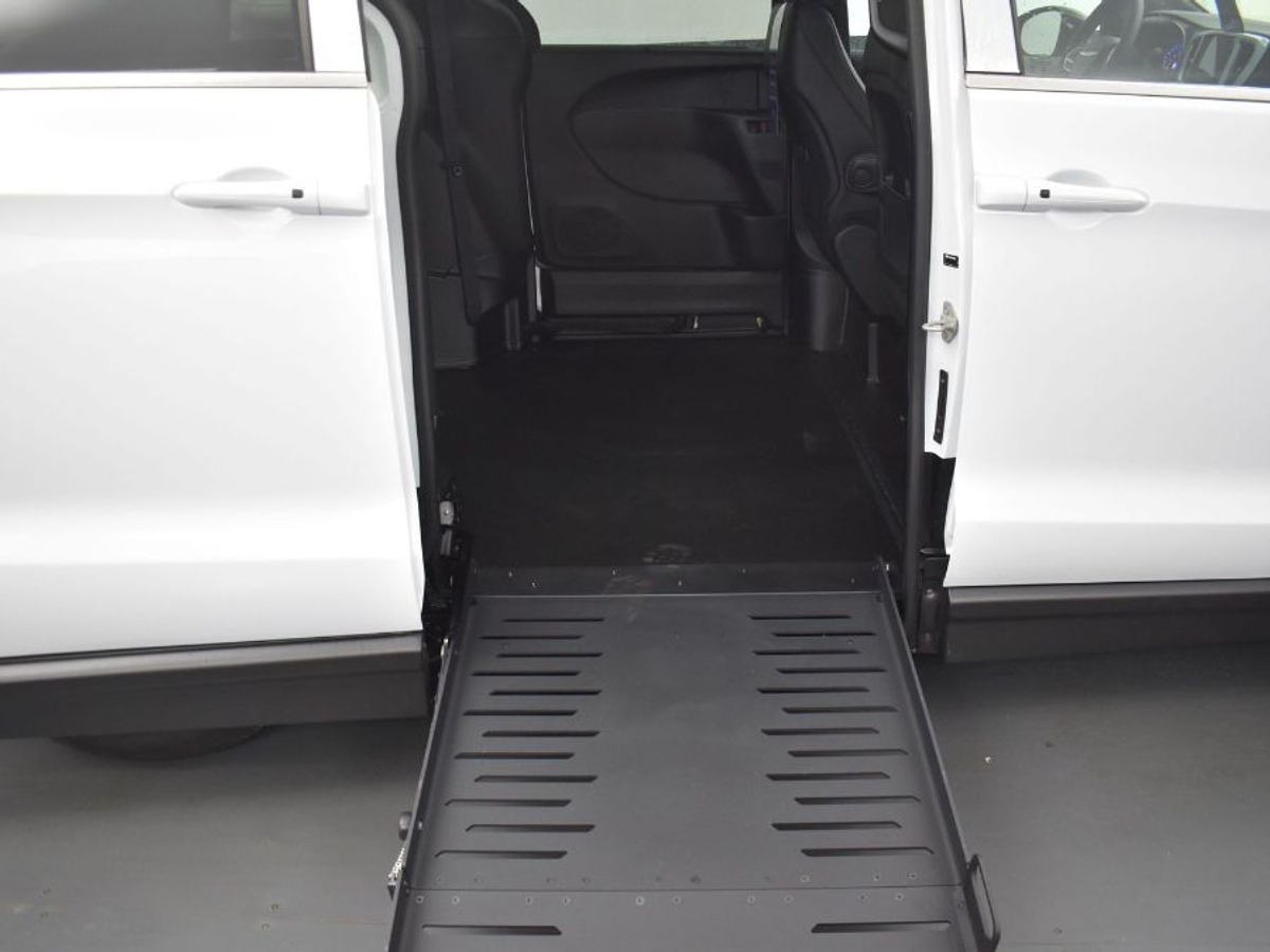 2025 CHRYSLER VOYAGER - Image 12