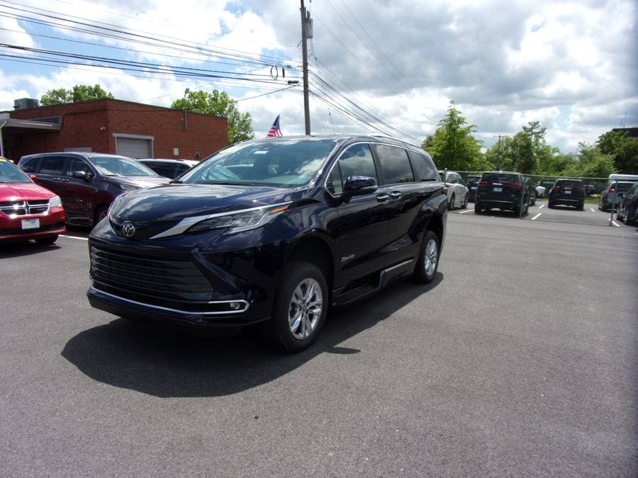 Blue Toyota Sienna image number 2