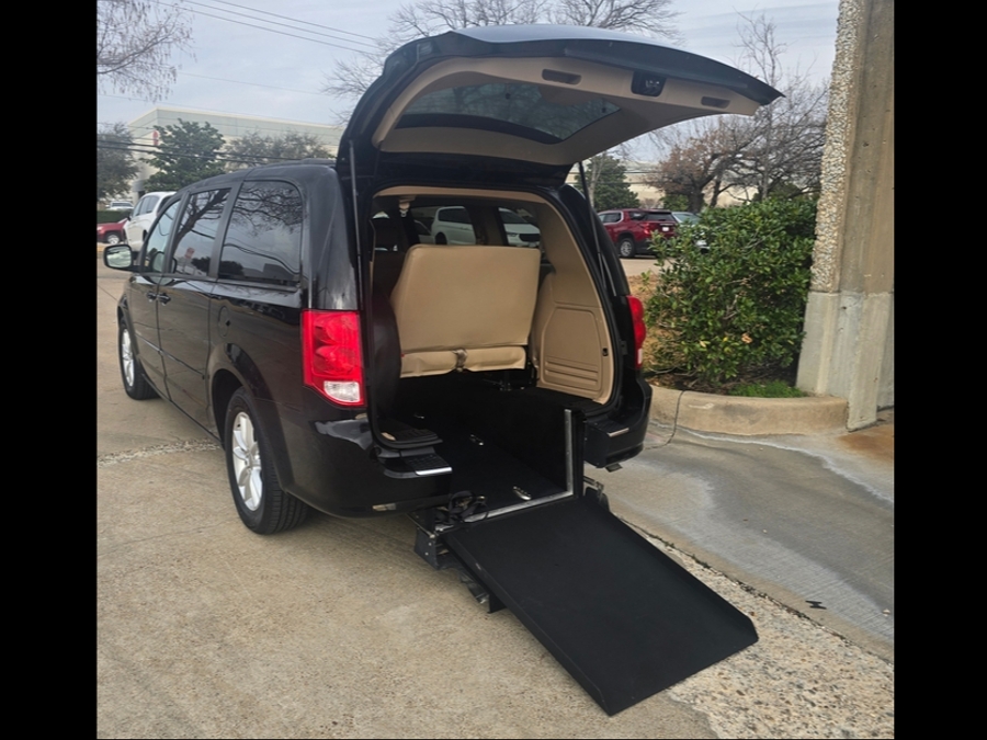 Used 2014 Dodge Grand Caravan SXT - Freedom Rear Entry Entry Fold Out Automatic Ramp