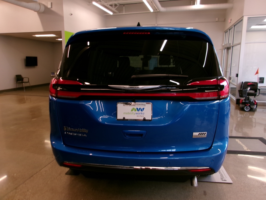 Blue Chrysler Pacifica image number 39