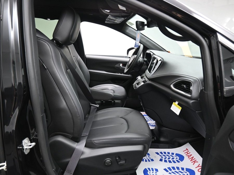 New 2026 Chrysler Pacifica Select Plus - BraunAbility Side Entry Entry Fold Out Automatic Ramp