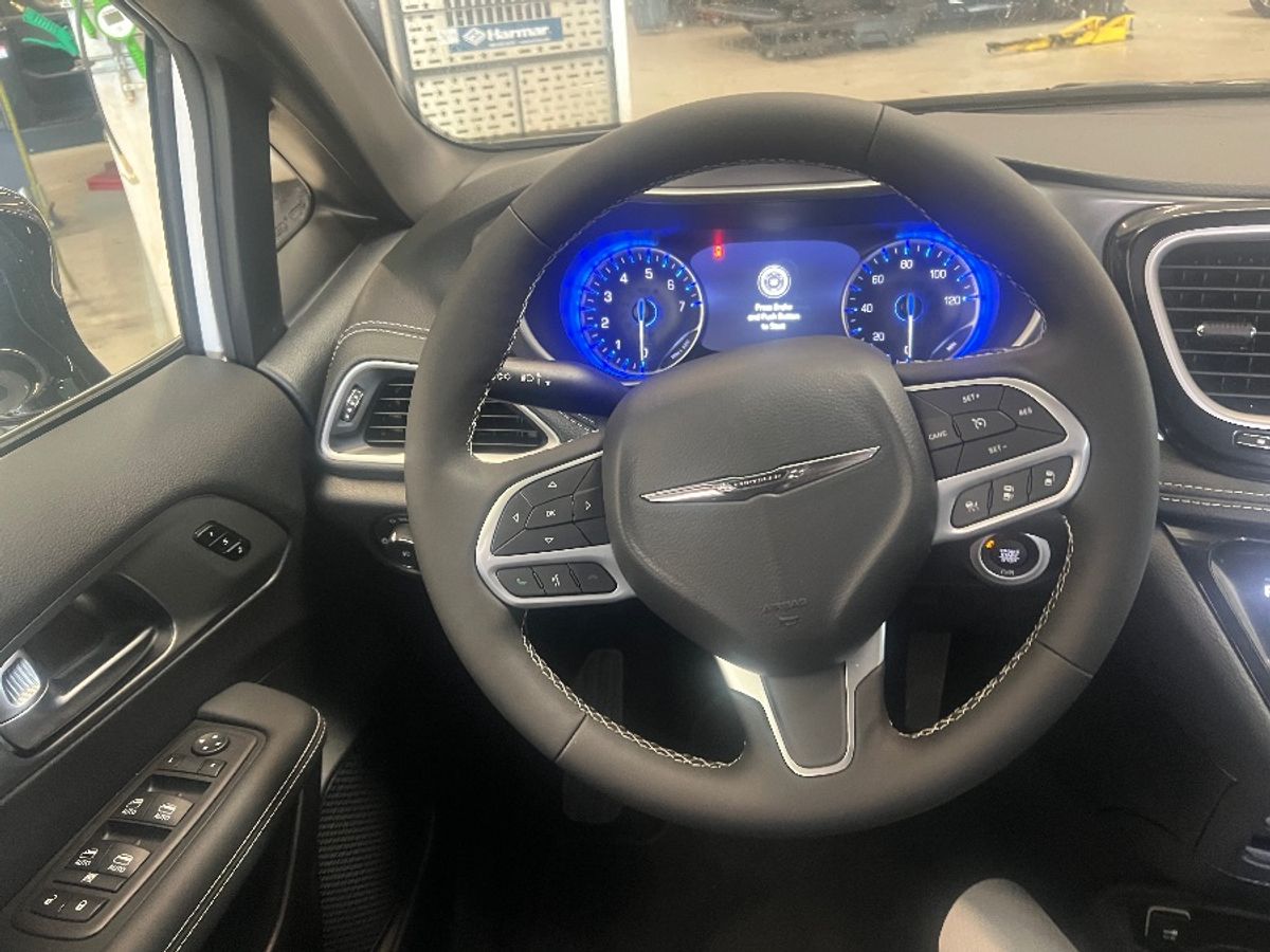 2025 CHRYSLER PACIFICA - Image 9