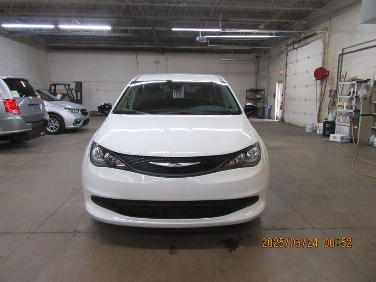 White Chrysler Voyager image number 9