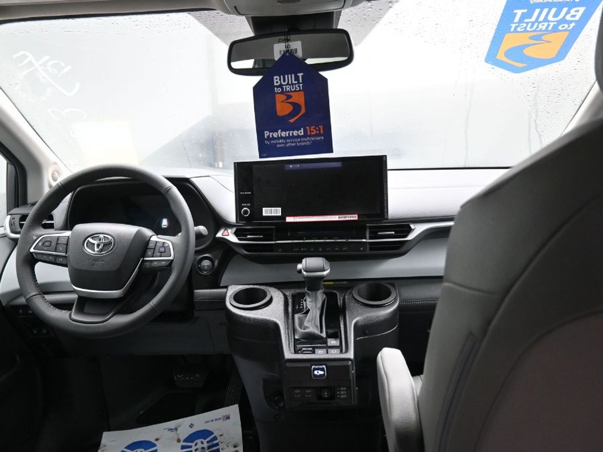 2025 TOYOTA SIENNA - Image 13