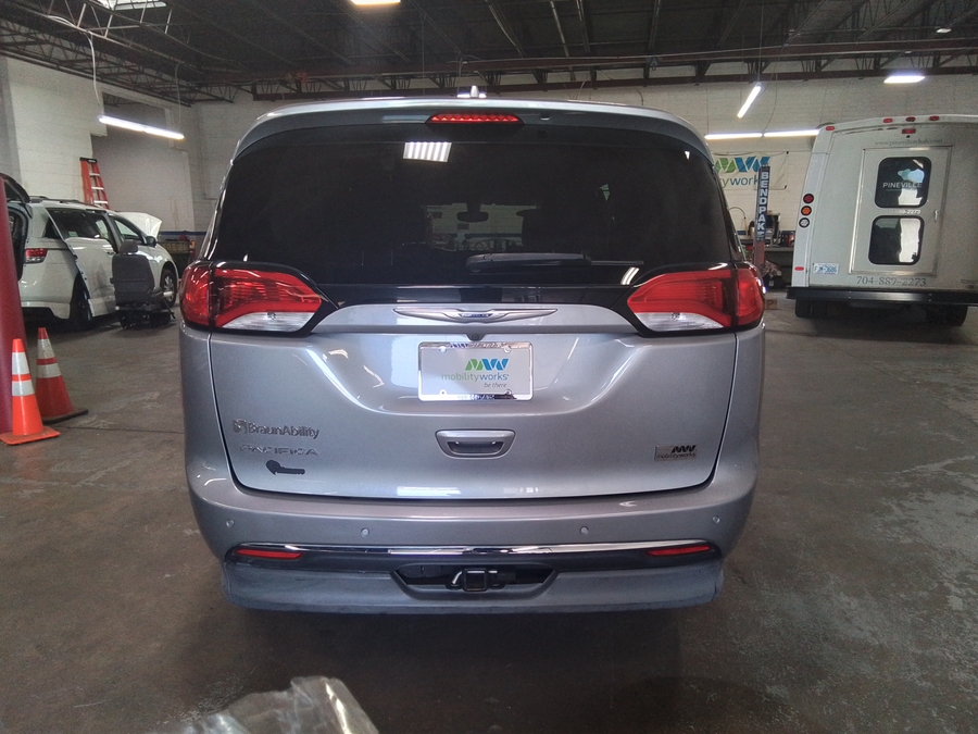 Silver Chrysler Pacifica image number 5