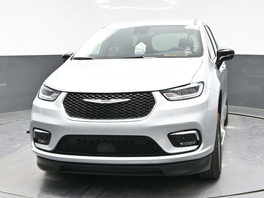 Silver Chrysler Pacifica image number 19