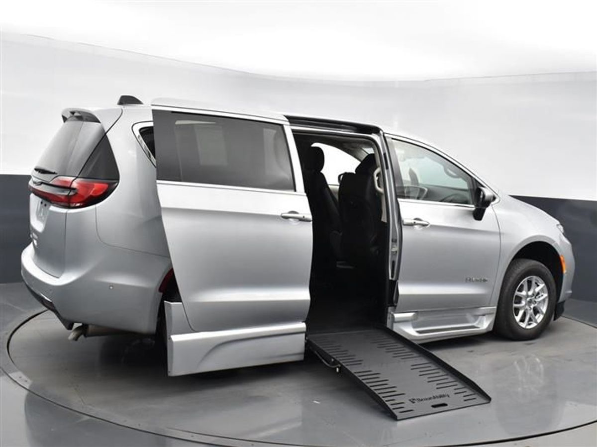 2023 CHRYSLER PACIFICA - Image 12