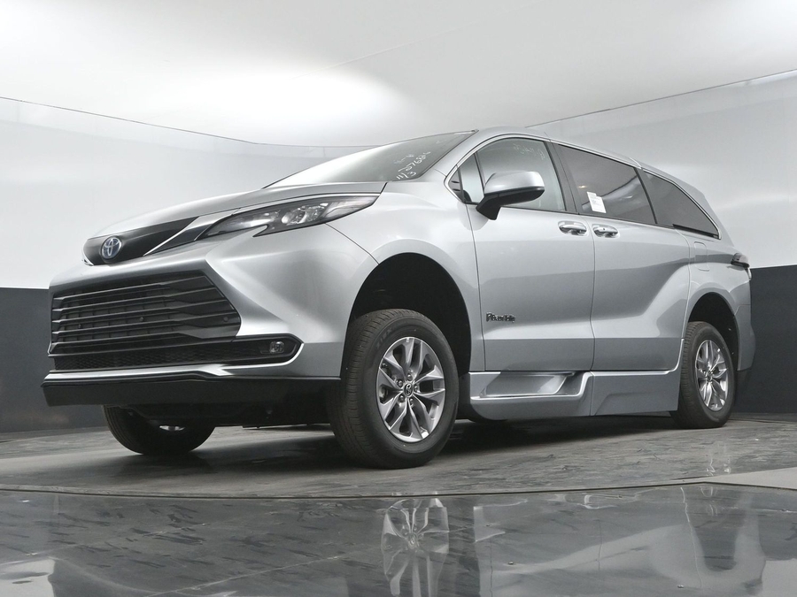 New 2025 Toyota Sienna Hybrid XLE Base - BraunAbility Side Entry Entry In Floor Automatic Ramp