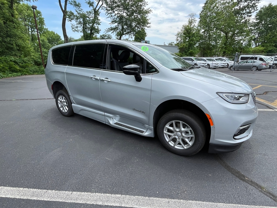 Silver Chrysler Pacifica image number 13