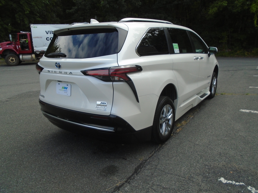 White Toyota Sienna image number 10