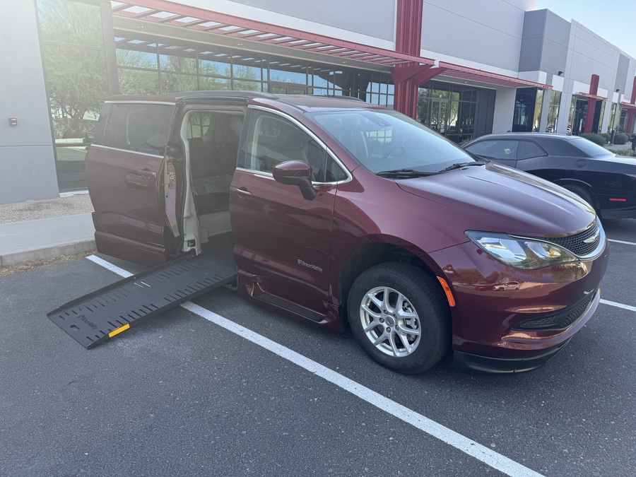 Used 2021 Chrysler Voyager LXi - BraunAbility Side Entry Fold Out Automatic Ramp