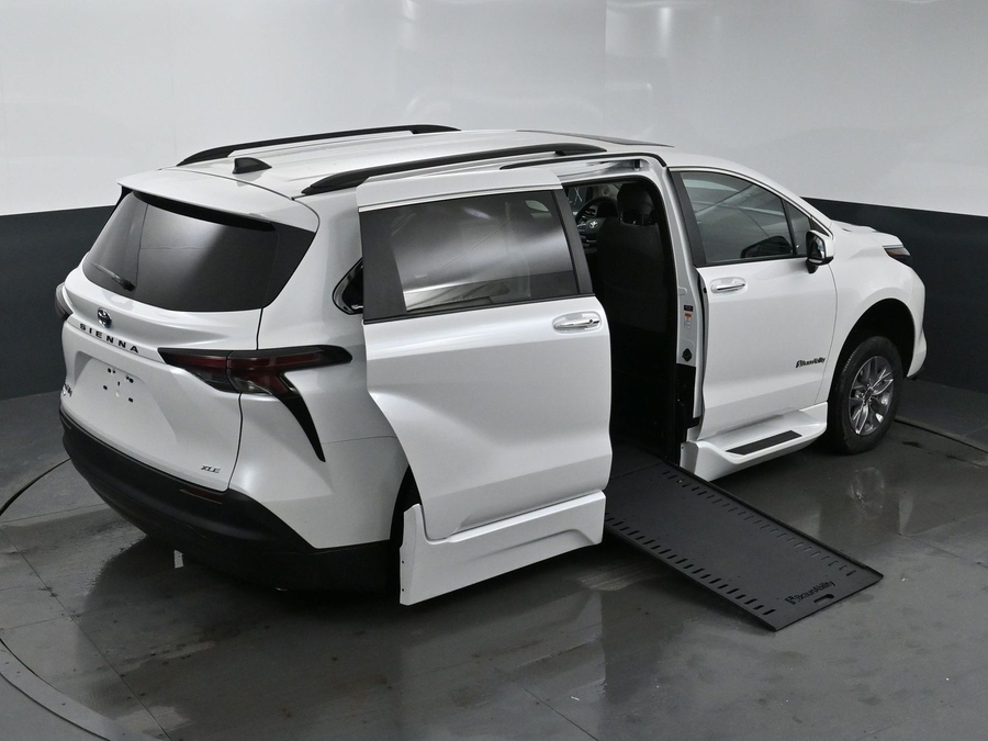 New 2025 Toyota Sienna Hybrid XLE Plus - BraunAbility Side Entry Entry In Floor Automatic Ramp