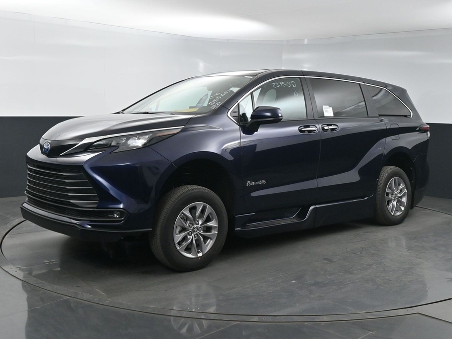 New 2025 Toyota Sienna Hybrid XLE Base - BraunAbility Side Entry Entry In Floor Automatic Ramp