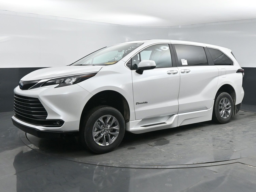 New 2025 Toyota Sienna Hybrid XLE Base - BraunAbility Side Entry Entry In Floor Automatic Ramp