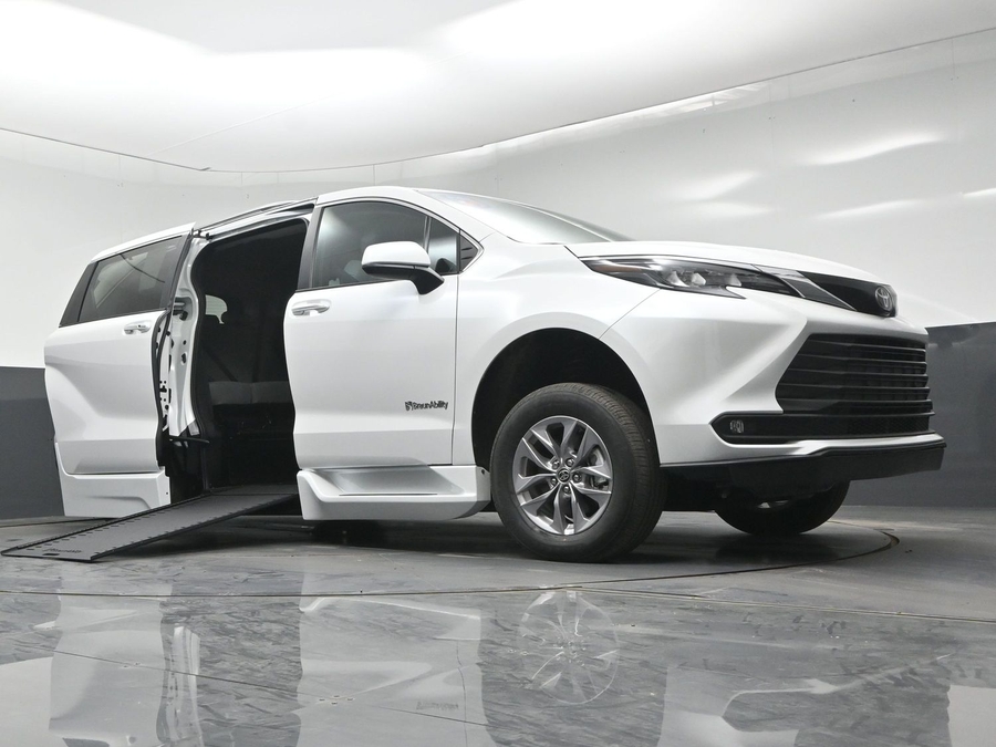 White Toyota Sienna image number 22