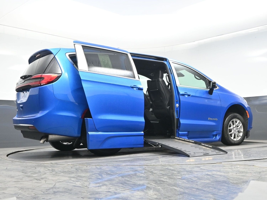 New 2026 Chrysler Pacifica Select Plus - BraunAbility Side Entry Entry Fold Out Automatic Ramp
