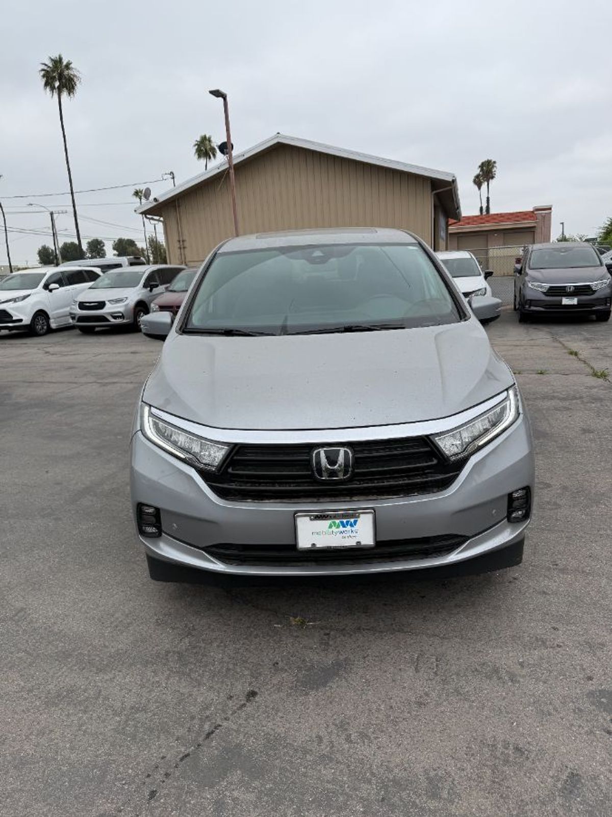 Silver Honda Odyssey image number 8