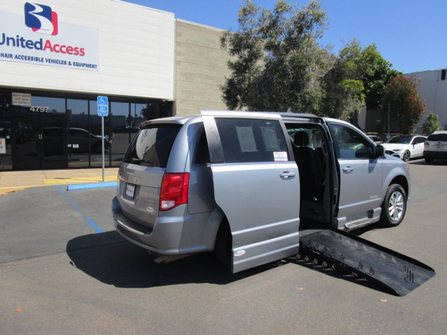 Used 2019 Dodge Grand Caravan SXT - Revability Side Entry Entry Fold Out Automatic Ramp