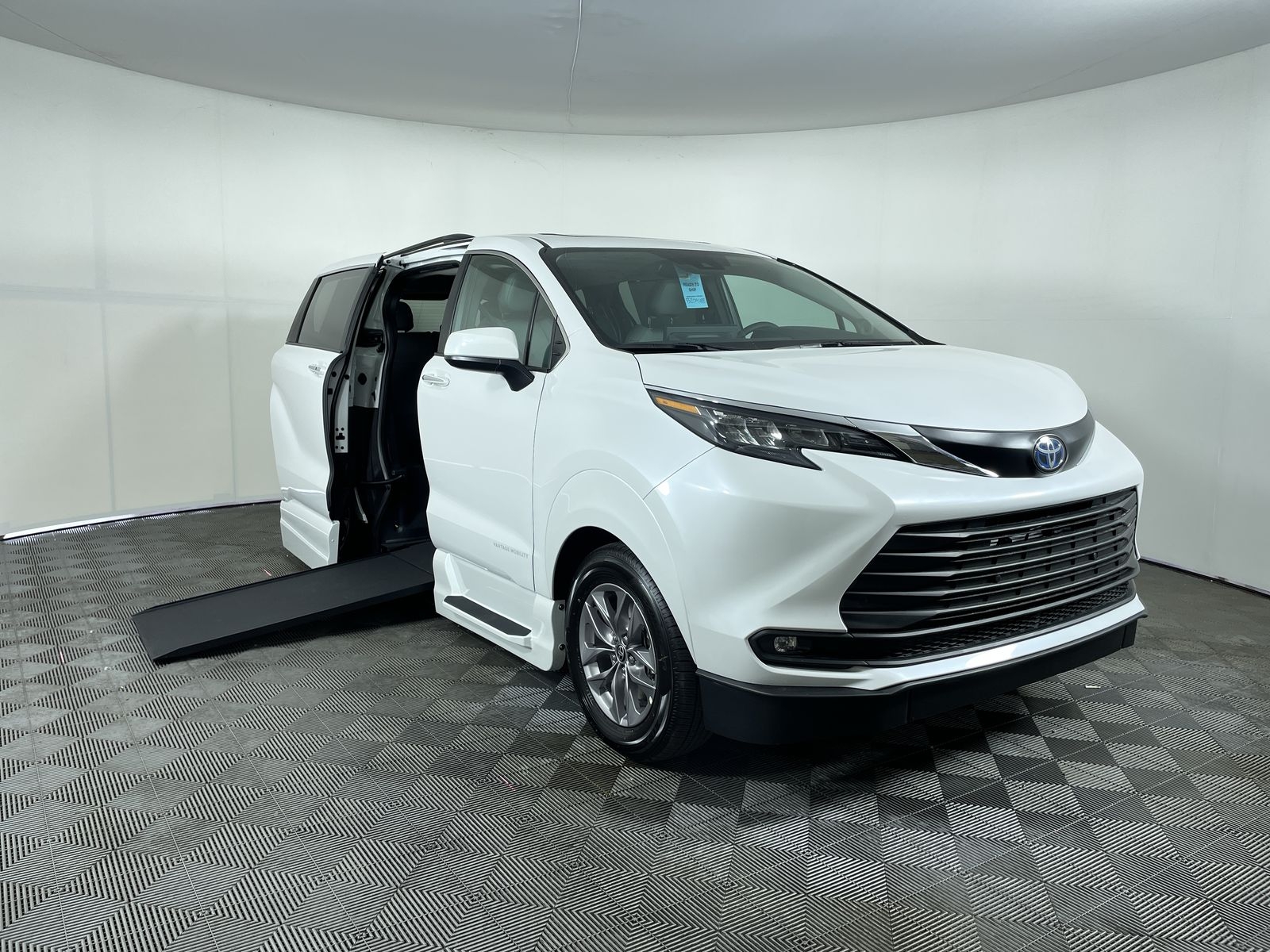 2025 Toyota Sienna AWD XLE Plus