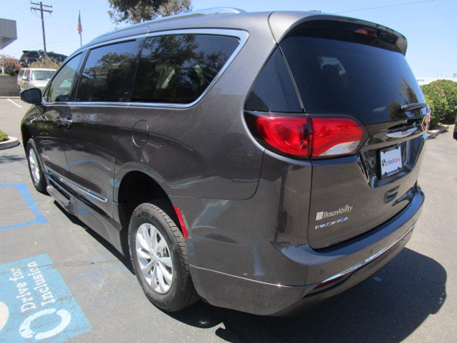 Used 2018 Chrysler Pacifica Touring L - BraunAbility Side Entry In Floor Automatic Ramp