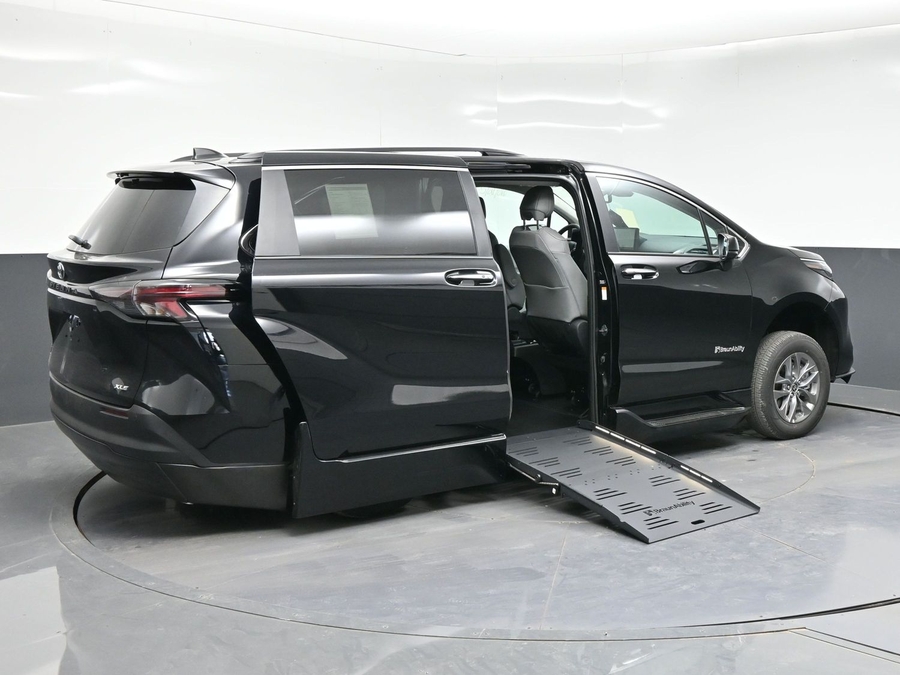 Black Toyota Sienna image number 6