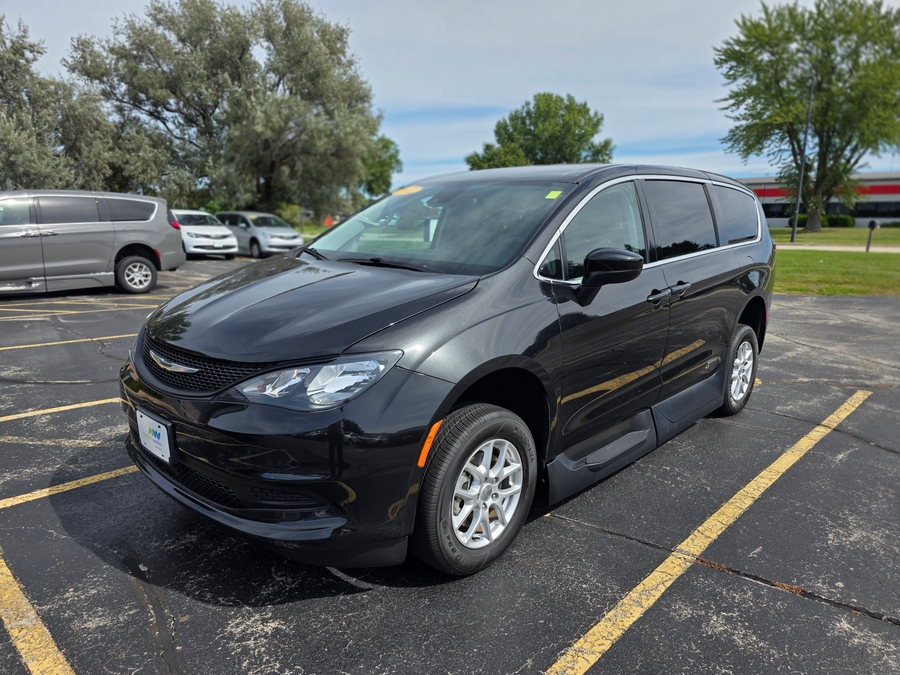 Black Chrysler Voyager image number 2