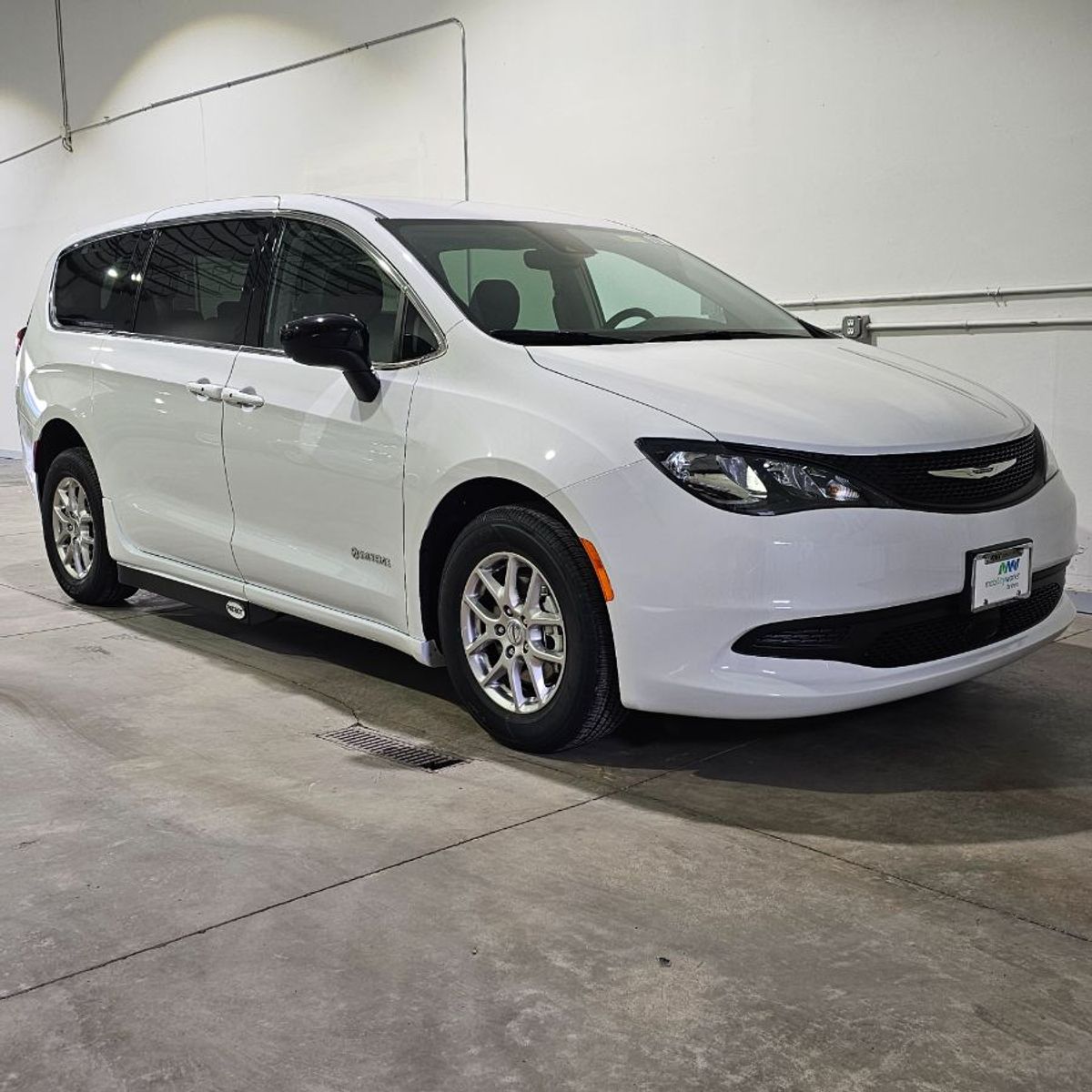 White Chrysler Voyager image number 2