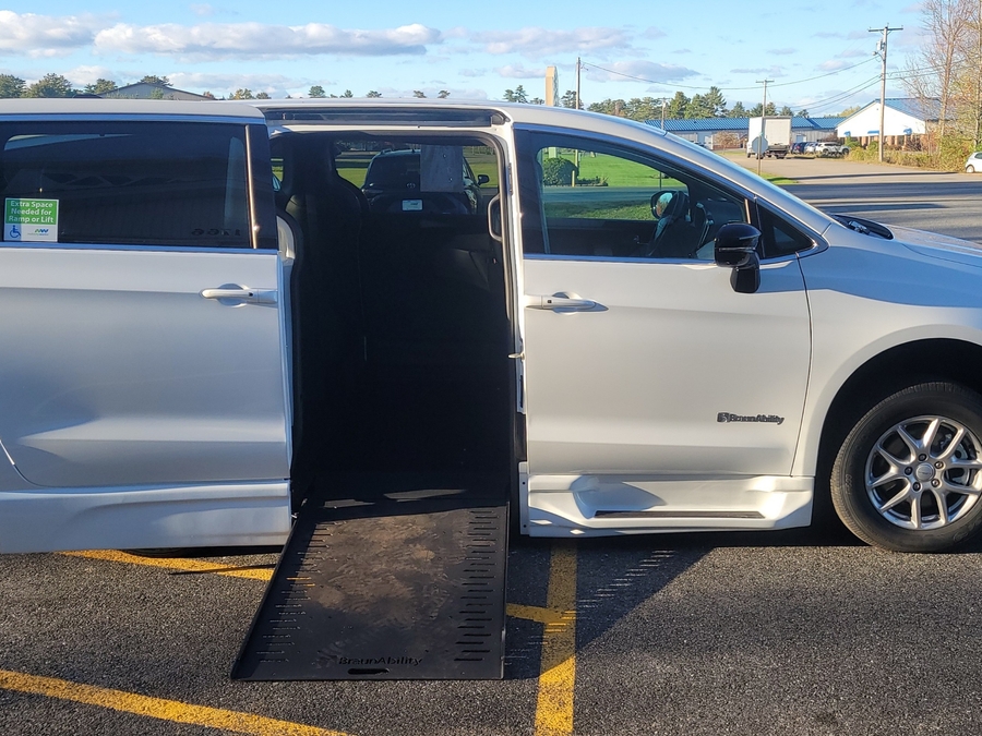 White Chrysler Pacifica image number 6