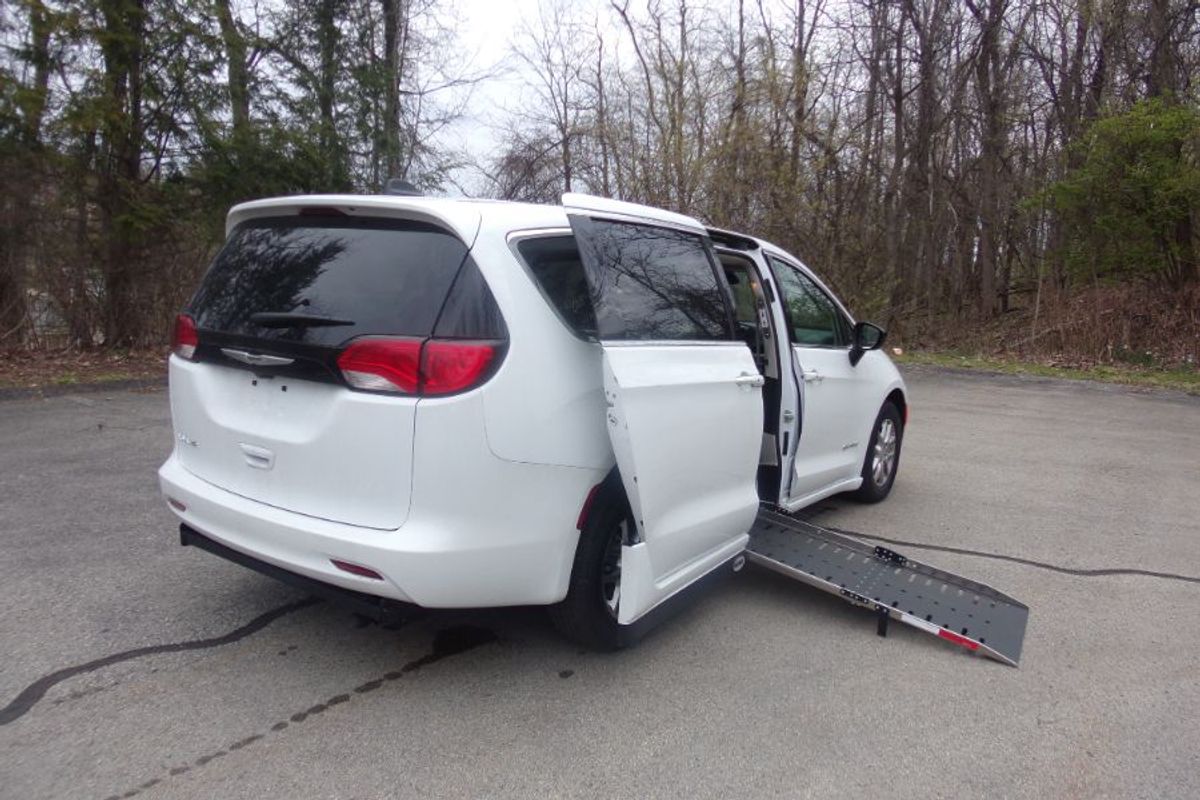 White Chrysler Voyager image number 12