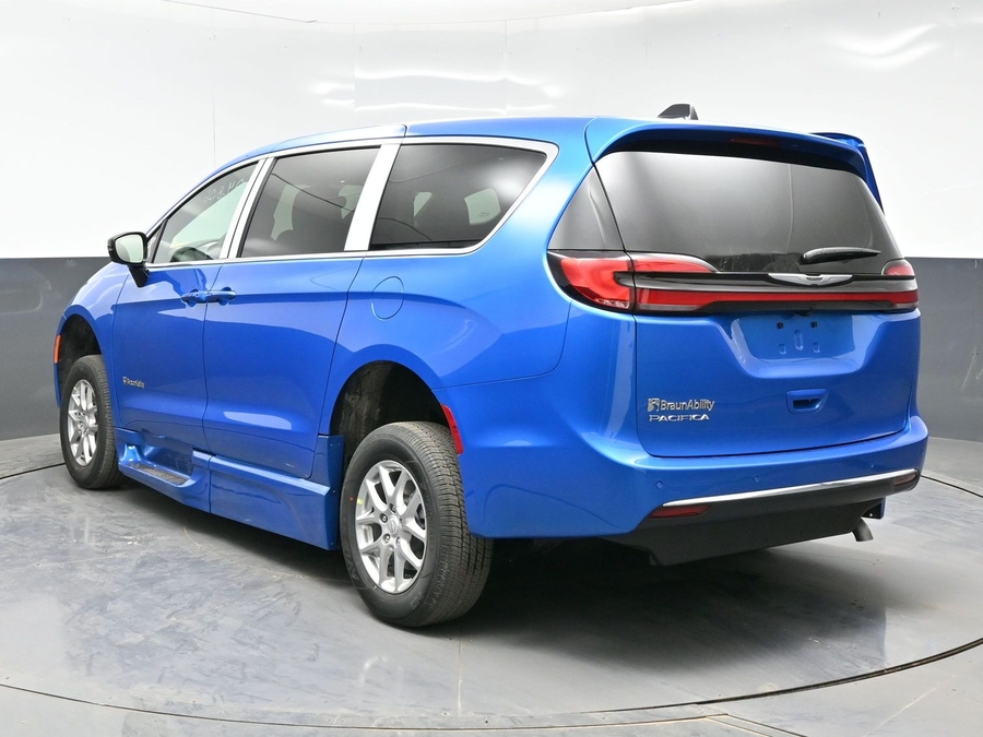 Blue Chrysler Pacifica image number 4