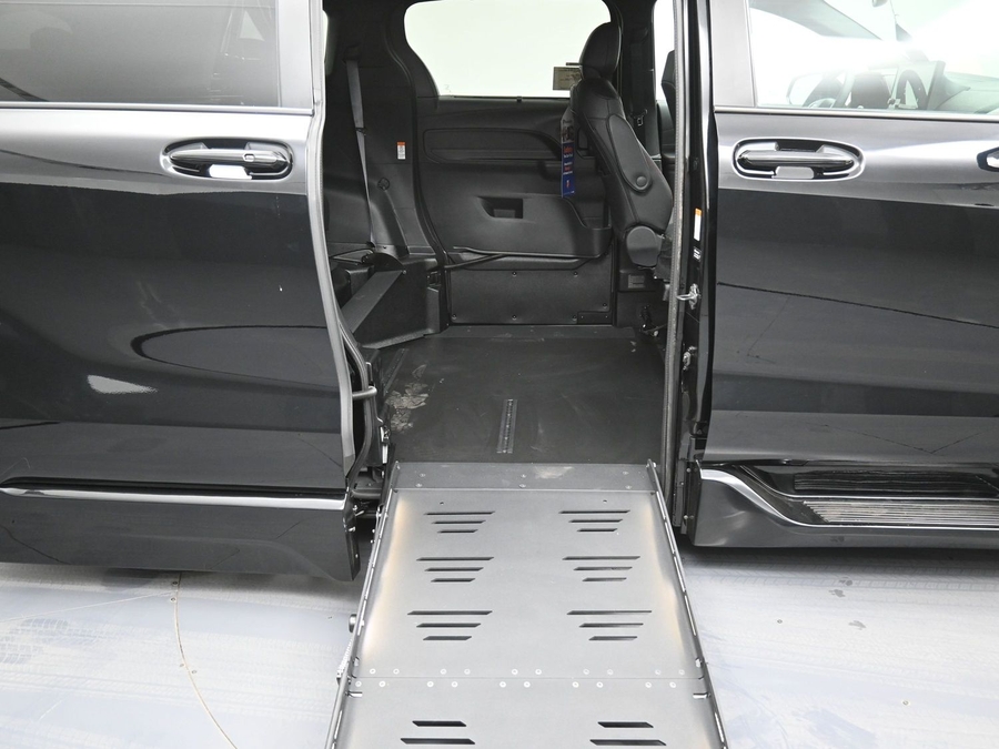 New 2025 Toyota Sienna Hybrid XSE Sport - BraunAbility Side Entry Entry Fold Out Automatic Ramp