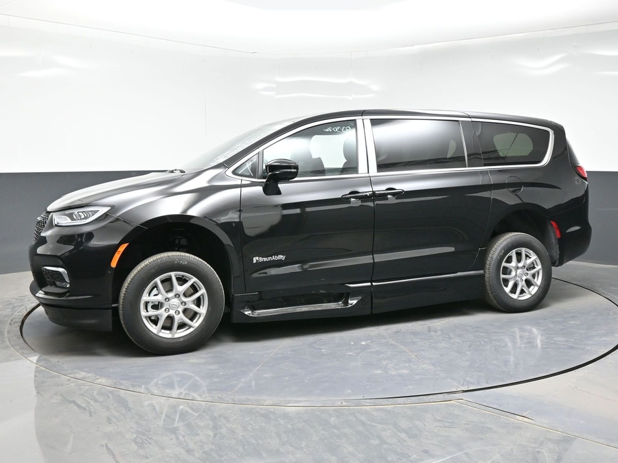 Black Chrysler Pacifica image number 2