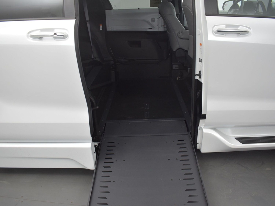 New 2025 Toyota Sienna Hybrid XLE Base - BraunAbility Side Entry Entry In Floor Automatic Ramp