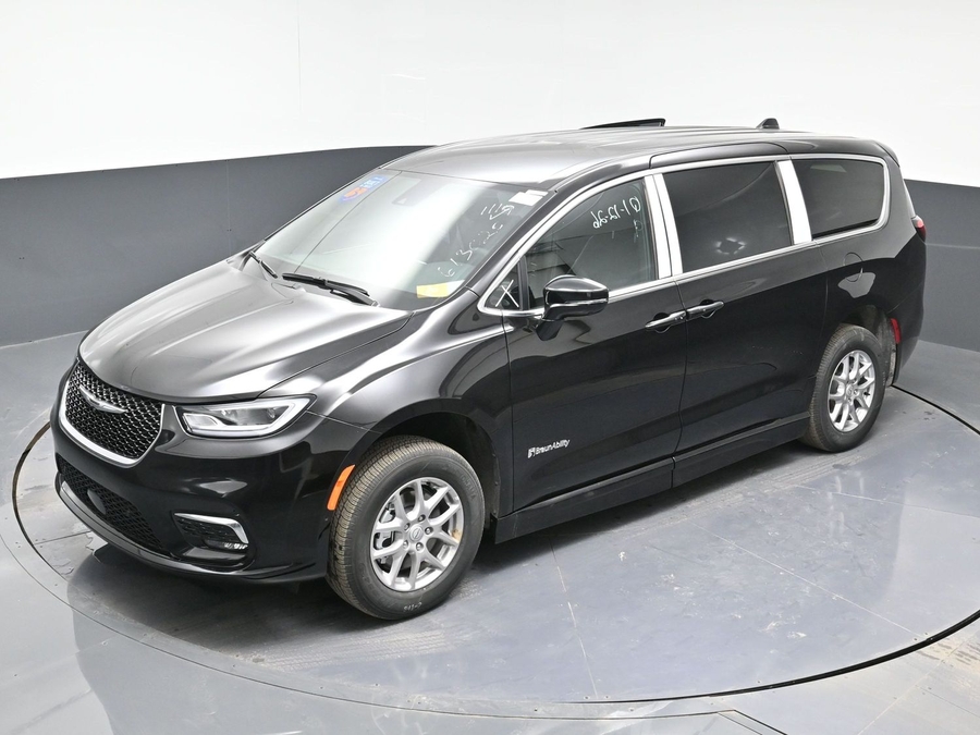 Black Chrysler Pacifica image number 23