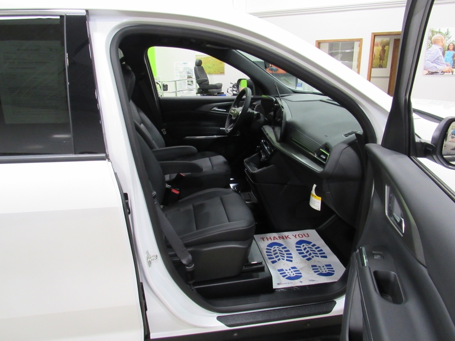 White Chevrolet Traverse image number 9