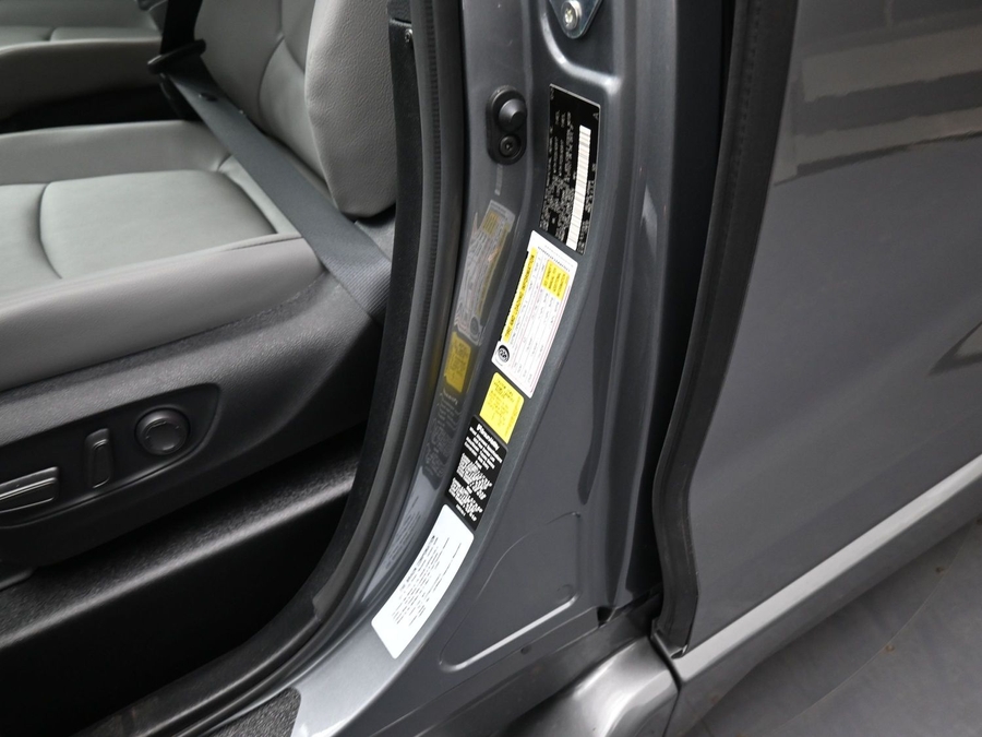 Grey Toyota Sienna image number 14